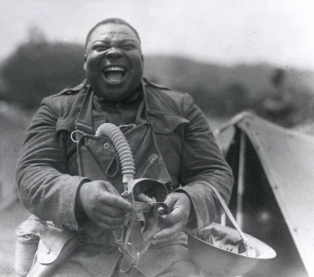 7. Американский солдат готовится к упражнениям с противогазом, 1917 год 