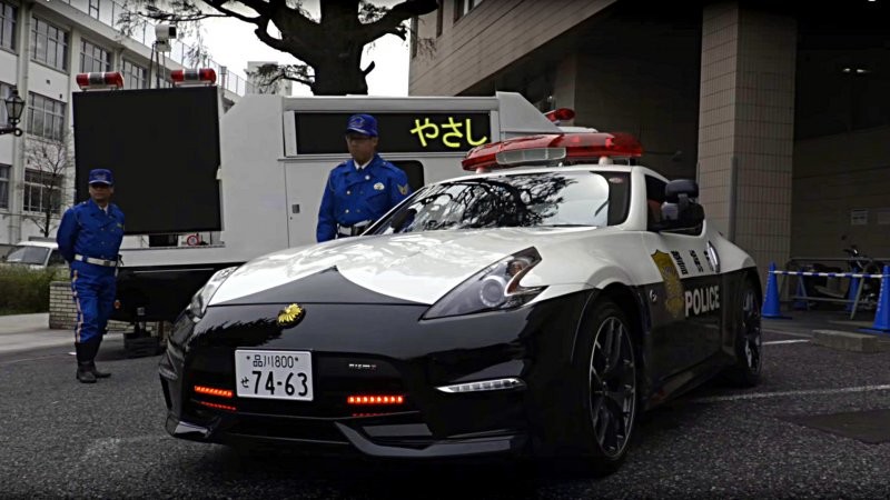 В Токио полицейский автопарк пополнился тремя спорткарами Nissan