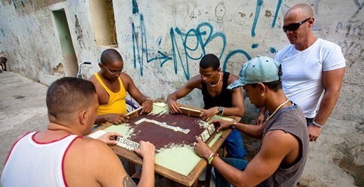 Играть в домино с кубинцами