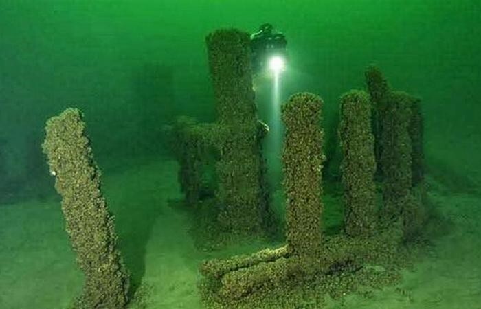  3. Древняя каменная конструкция в озере Мичиган, США
