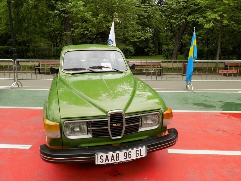 Фестиваль старинных автомобилей в московском парке "Сокольники"