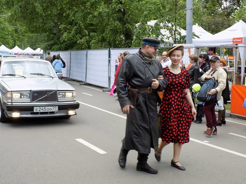 Фестиваль старинных автомобилей в московском парке "Сокольники"