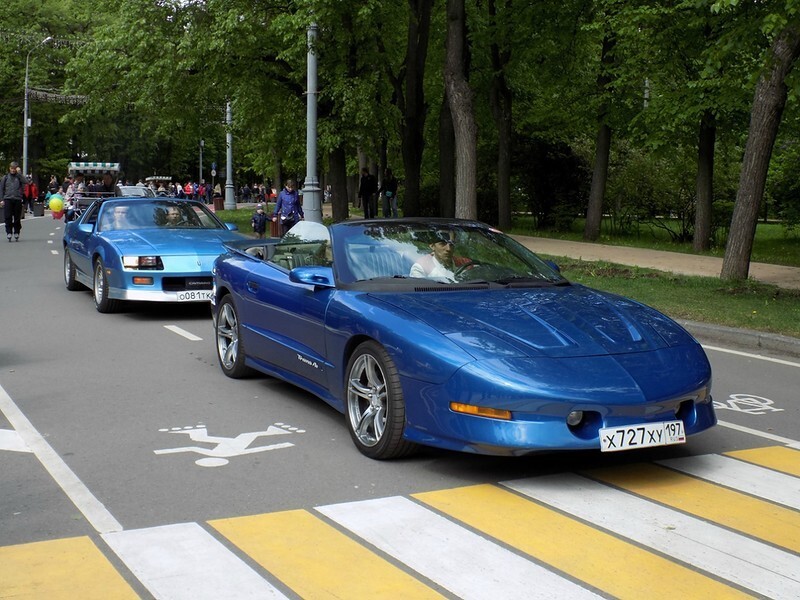 Фестиваль старинных автомобилей в московском парке "Сокольники"