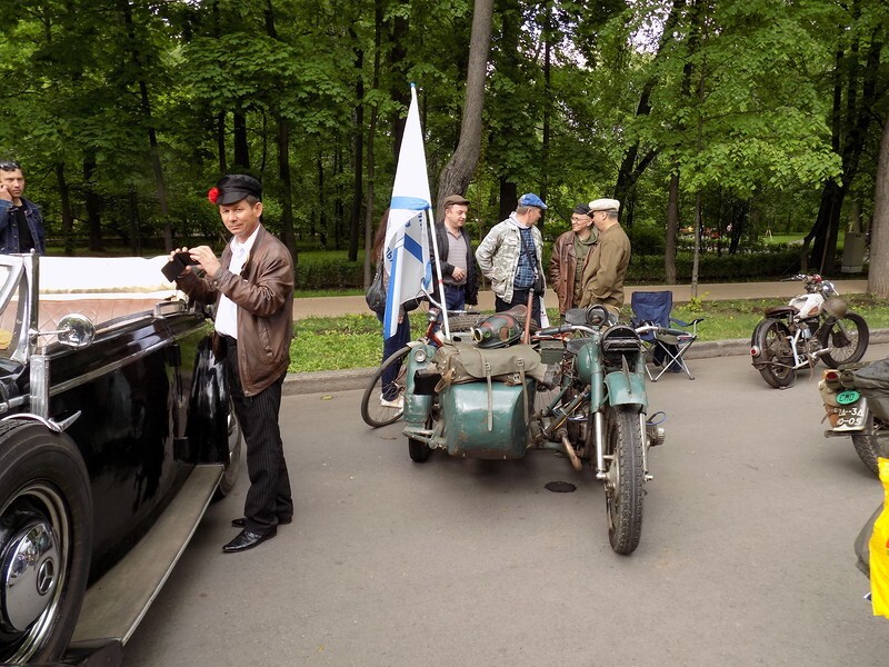 Фестиваль старинных автомобилей в московском парке "Сокольники"