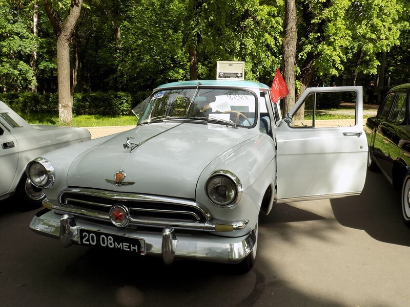 Фестиваль старинных автомобилей в московском парке "Сокольники"