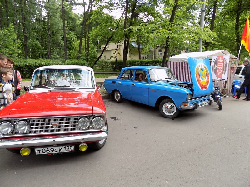 Фестиваль старинных автомобилей в московском парке "Сокольники"