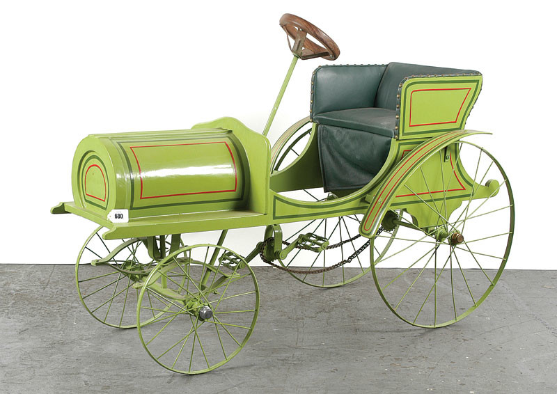 Около 1905 года. Детский педальный автомобиль французкого производства. Дерево, сталь, длина 117 см, восстановлен.