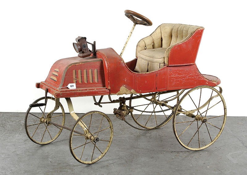 Около 1905 года. Детский автомобиль Рено с педальным цепным приводом, производитель неизвестен. Длина 127 см.
