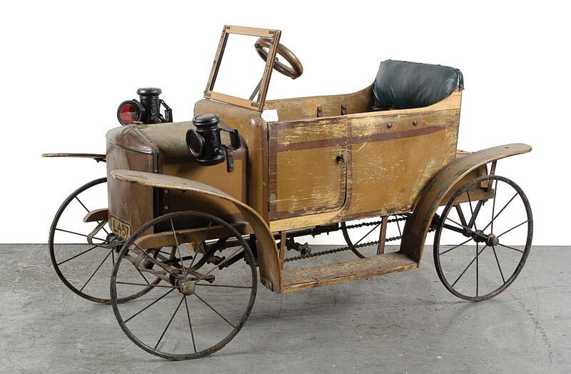 Деревянный педальный автомобиль с фарами и мягким сиденьем, регистрационный номер L457. 1920-е годы. Длина 122 см.