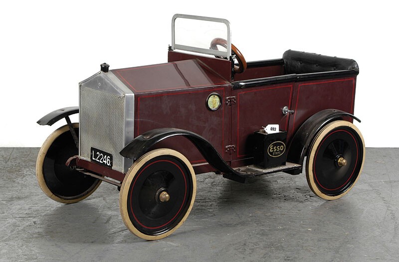 Парикмахерский автомобиль в форме педальной машины, 1920-е годы. Длина 107 см. Парикмахерские автомобили часто использовались в парикмахерских салонах в 1920-х годах в Британии и США.