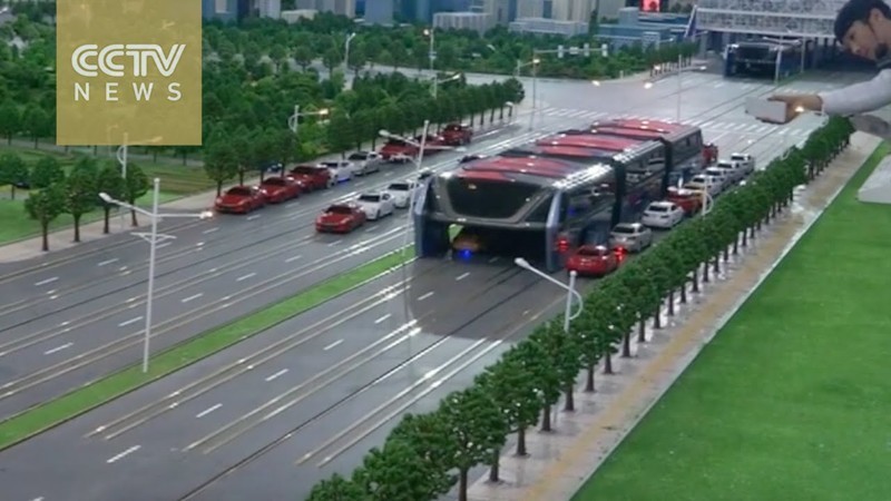 В Китае показали концепт автобуса, под которым могут проезжать машины 