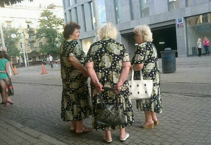 2. Похоже, бабушек заставили носить униформу...