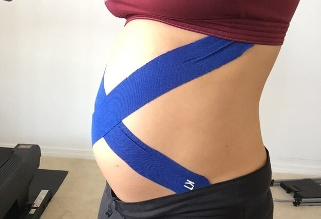 15. Реабилитационный пластырь Kinesio Tape на животе снимет дискомфорт, связанный с растущим животом.