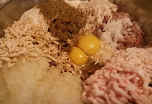 Вот и перекрутили,добавляем яйца,соль,перец,ну и специи у меня кориандр и молотая зира совсем немножко