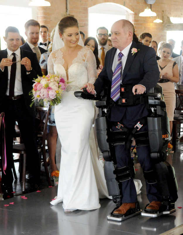 Однако парализованному отцу это удалось - с помощью новейшего бионического костюма!