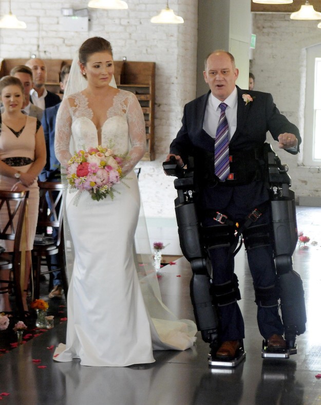 Парализованный отец провел свою дочь к алтарю в бионическом костюме