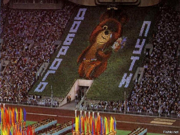 На церемонии закрытия Олимпиады-80 в Москве одним из самых эффектных элементо...