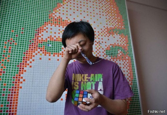 Китаец сделал портрет девушки из 846 кубиков Рубика и был отвергнут