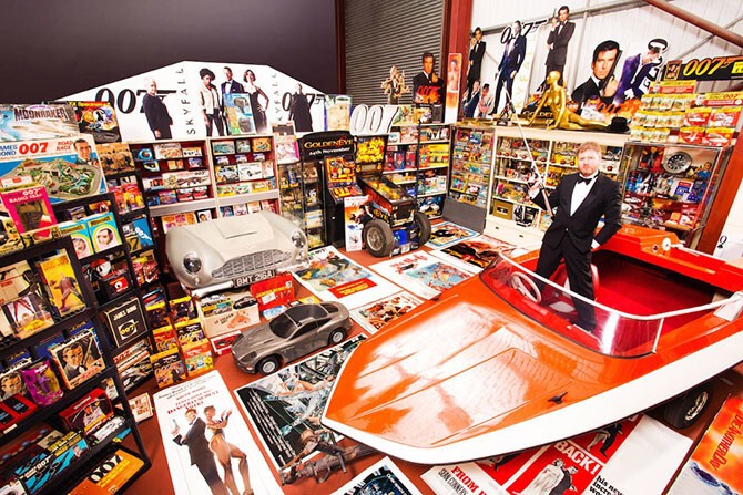 Самый большой поклонник Джеймса Бонда в мире живет в английском графстве Ланкашир. 47-летний Ник Беннетт собрал коллекцию из 12 463 вещей, связанных с секретным агентом 007.