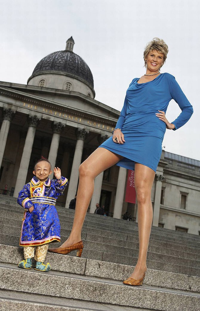 Светлана Панкратова — обладательница самых длинных в мире ног и самый маленький в мире человек Хи Пинджин. Длина ног бывшей баскетболистки составляет 132 см при росте женщины 1,95 м. Она родилась в Волгограде. Рост же Хи Пинджина из Китая — 74 см.