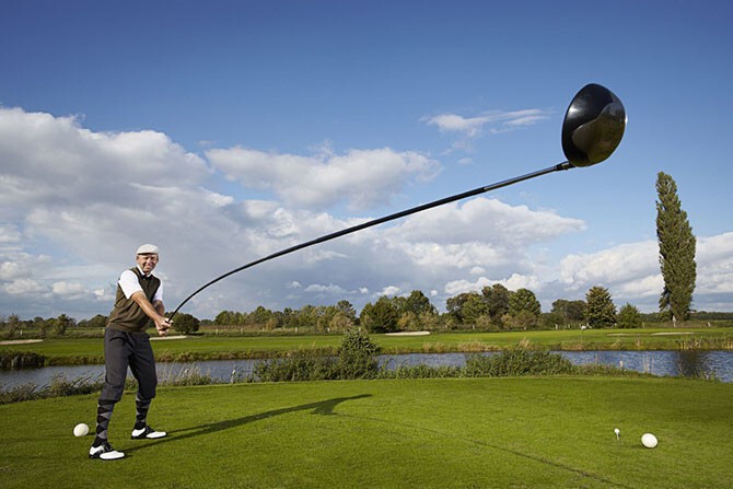 Самая большая клюшка для гольфа в мире имеет длину 4 метра 39 см. С ее помощью изобретатель послал мяч на 165 метров.