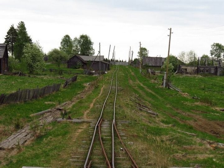 Деревня Чурсья находится на территории республики Коми, но принадлежит административно Кировской области, Опаринскому району. 