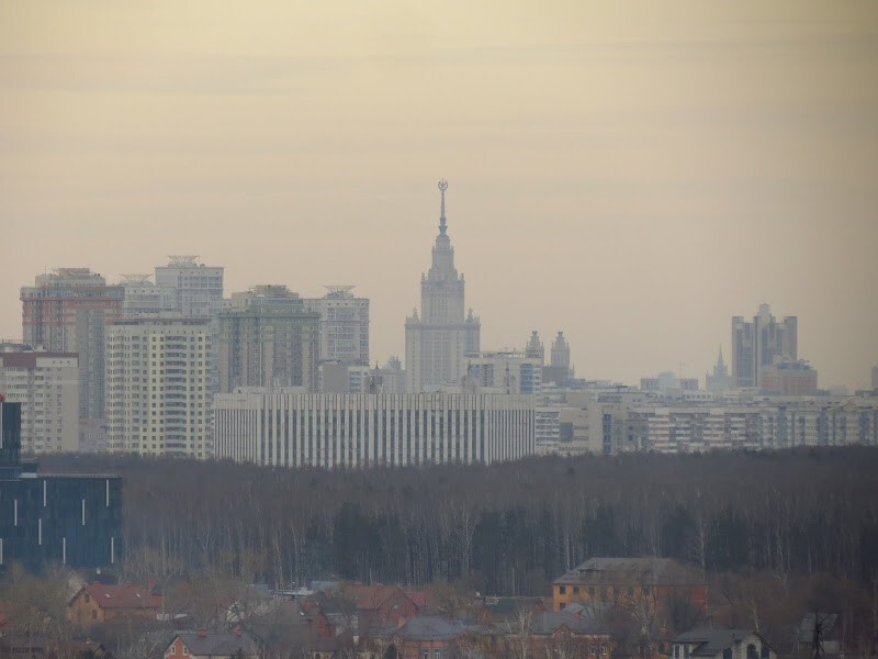 А вид с бывшей саларьевской свалки роскошный! Видно даже МГУ и МИД!