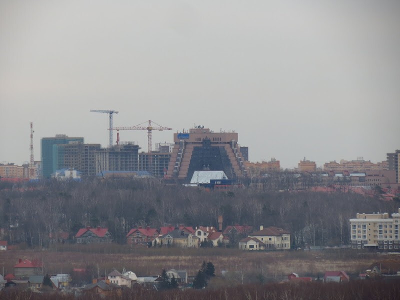 Также видно здание Газпрома в районе Тёплого Стана. Где-то там дальше будет Ясенево