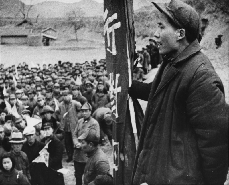 Мао выступает перед своими сторонниками.