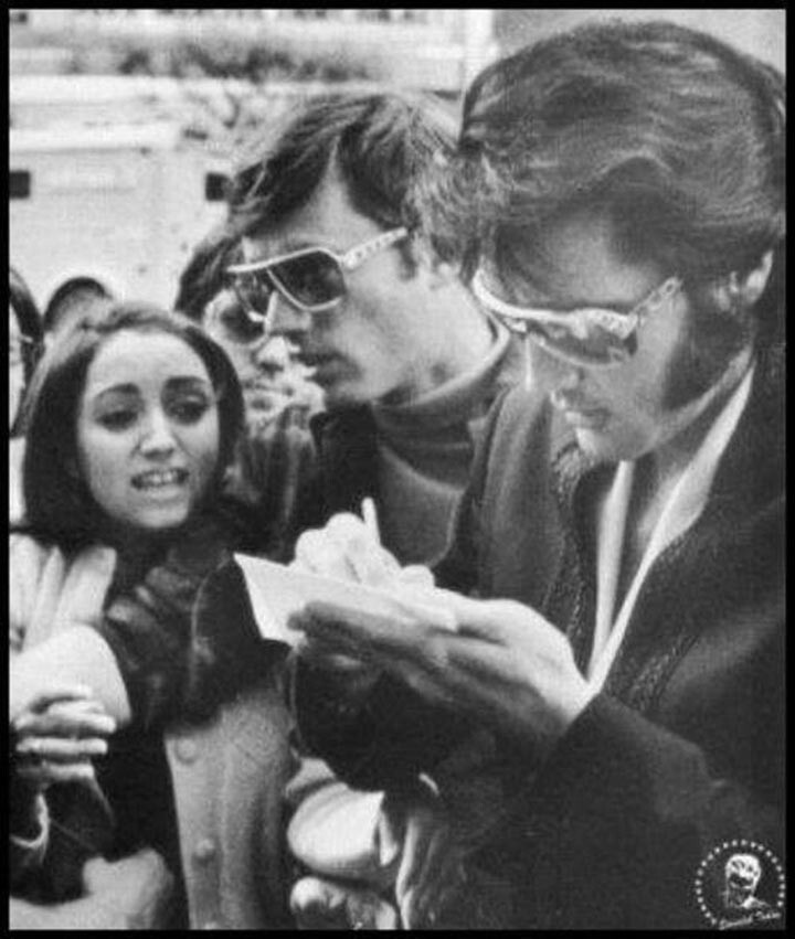Мадонна берёт автограф у Элвиса, Детройт, 1970 год 
