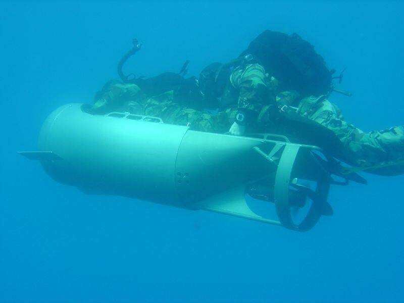 Спецназ Корпуса морской пехоты с подводным буксировщиком Diver Propulsion Vehicle компании STIDD Systems