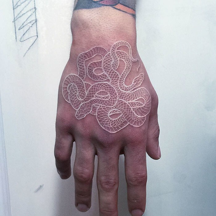 Тату-мастер создаёт великолепные черно-белые татуировки со змеями