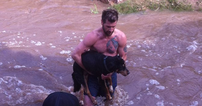 Мужчина бросился в холодную реку, чтобы спасти чужую собаку 