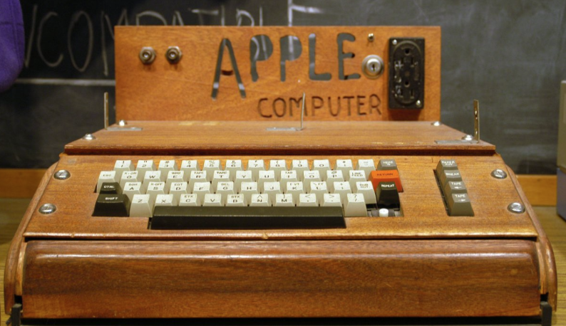 Первый компьютер Apple 1976 год