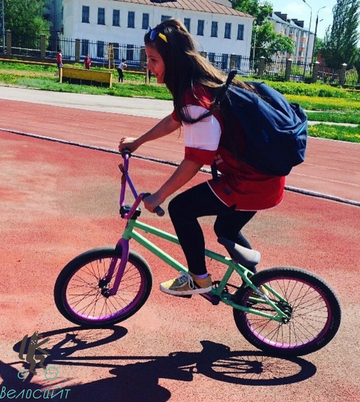 Велопрогулка как повод для знакомства: на каких велосипедах ездят самые красивые девушки?
