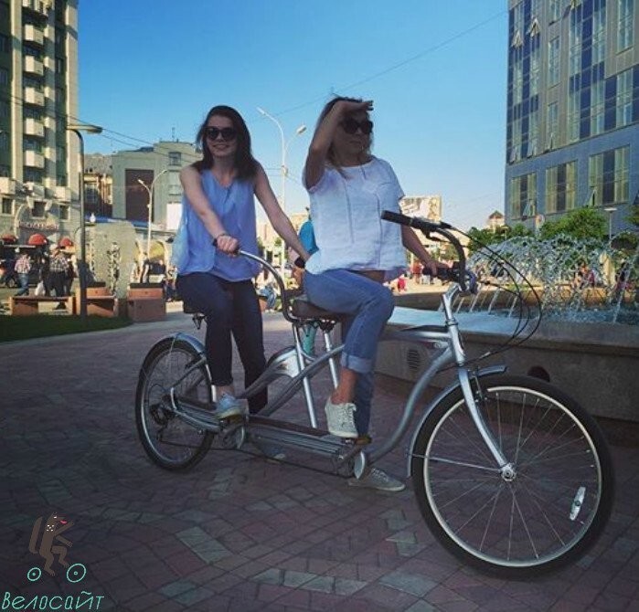 Тандем - вот так удача! Сразу две прекрасных девушки на одном велосипеде!