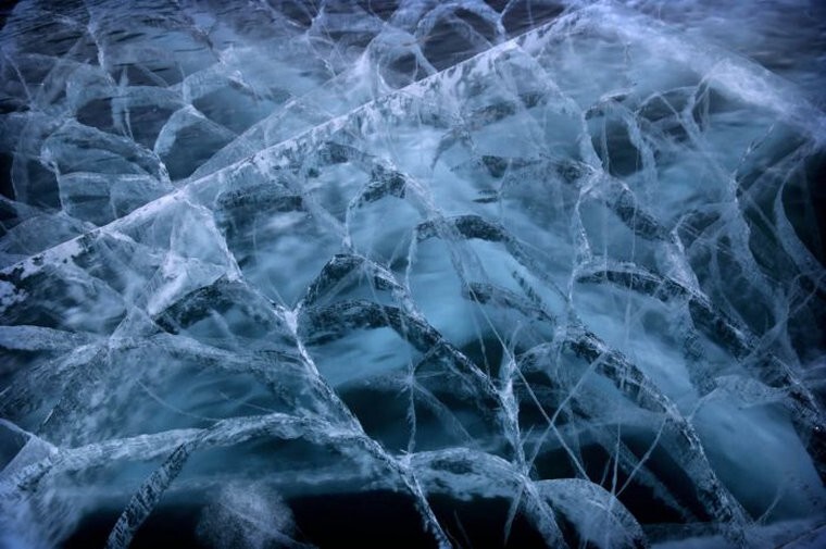 В узких местах лед стал очень гладким из-за образовавшихся здесь воронок. Вода просматривается на несколько метров в глубину, где поток несет осколки льда.