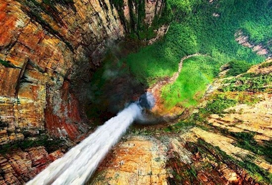 15. Невероятный вид с вершины водопада Анхель в Венесуэле - самого высокого водопада в мире (979 метров) 