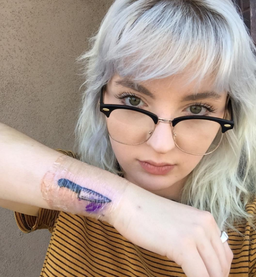 В мае она сделала себе татуировку с изображением ножа. Ее отец впервые увидел ее в четверг, когда они вместе пошли в зоопарк.