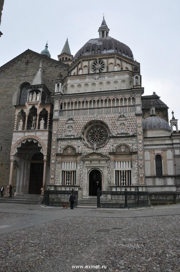 Площадь носит название Piazza Vecchia старая площадь. Сюда выходят фасады старой и новой ратуш и кафедральный собор Бергамо.  Башня, которая на фото называется Кампаноне, колокола на ней звонят 100 раз в 10 часов.   Базилика Санта Мария Маджоре рядом
