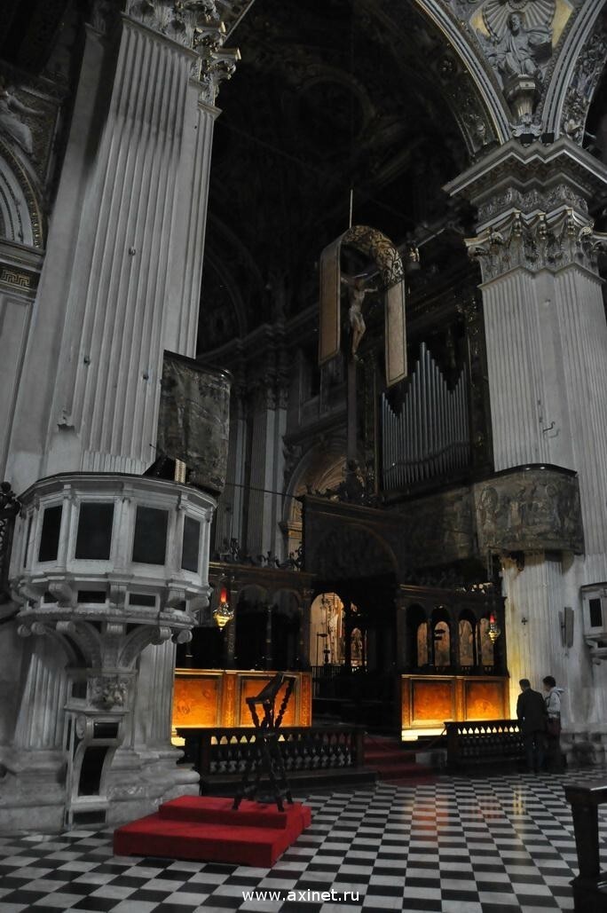 Внутри кафедрального собора Бергамо