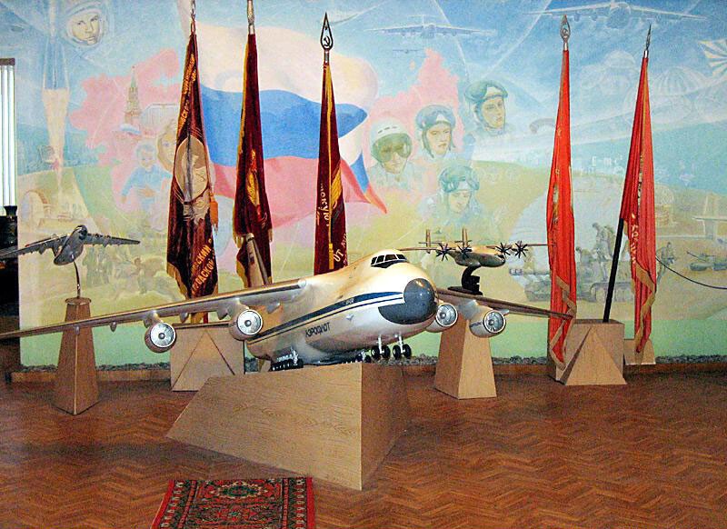 Ан-124 и знамёна частей ВТА (музей ВТА в Иваново).