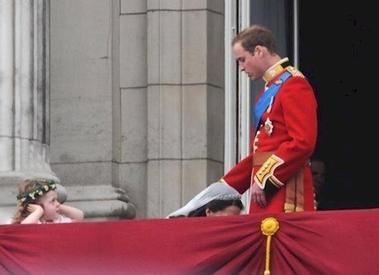 1. Этот неловкий момент, когда Кейт Миддлтон и принца Уильяма поймали на их собственной свадьбе в такой позе