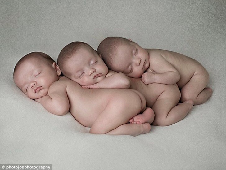 Генетическая ксерокопия: британские тройняшки, которых различает только родная мать