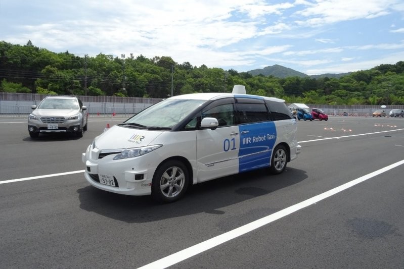  В Японии испытали беспилотное такси 
