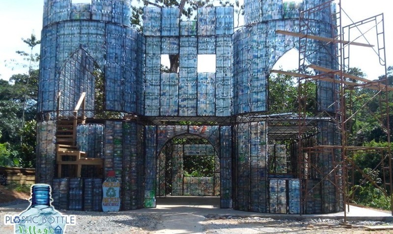 В Панаме строят деревню из пластиковых бутылок