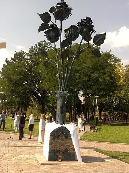 На Аллее ангелов Донецка почтили память детей, погибших от рук украинских военных 