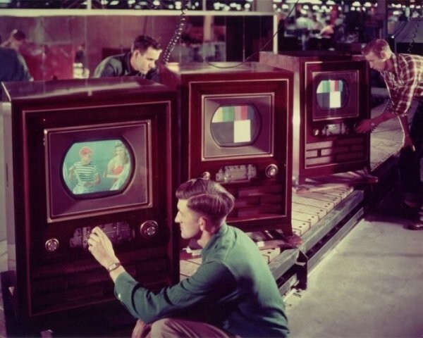  1966 Первая в Канаде трансляция цветного телевидения.	
