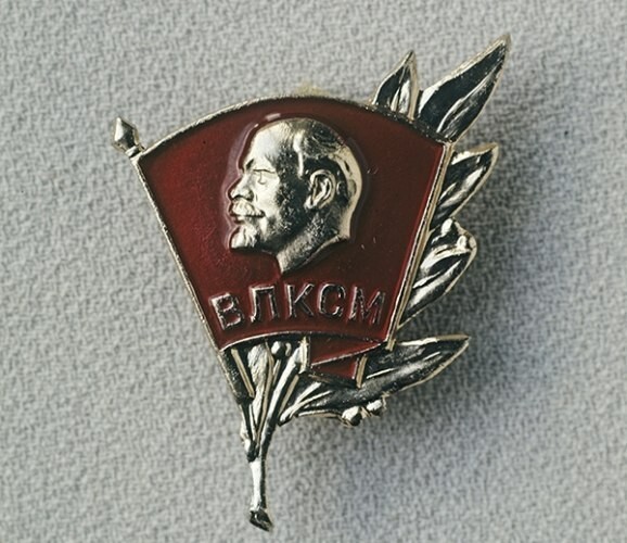 Комсомольский значок с лавровой ветвью, вручается награжденному Почетной грамотой ЦК ВЛКСМ.