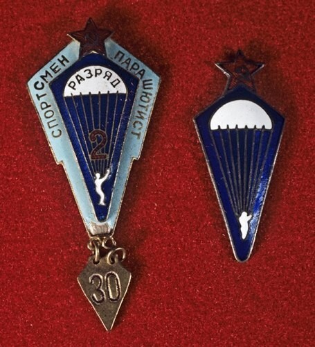 Значки спортсменов-парашютистов: слева - значок 2-го разряда, справа - за совершение первого прыжка.